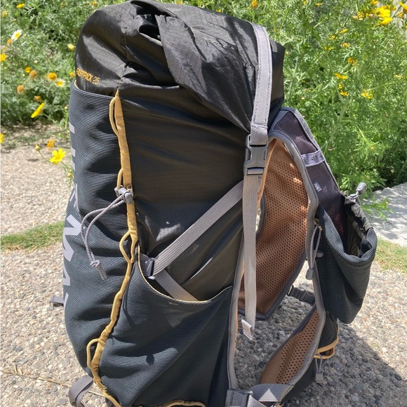 Ultimate Direction FastPack 25 backpack - Picture 8 of 11